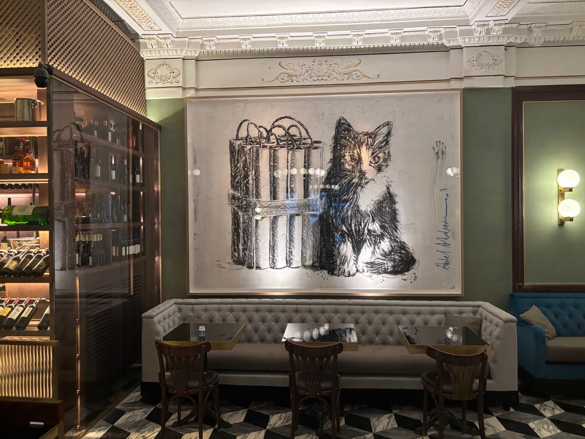 Salle voûtée et œuvre d'art au Lyrique